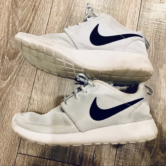nike roshe light grey